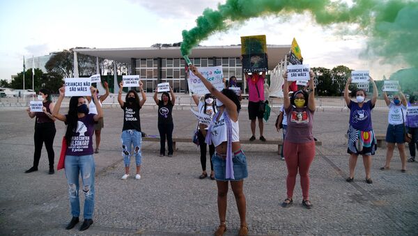 Ativistas fazem protesto em frente ao STF contra a cultura do estupro no Brasil e contra a ministra Damares Alves (Mulher, Família e Direitos Humanos), por conta de sua posição em relação ao aborto da menina de dez anos que engravidou após ser estuprada pelo tio - Sputnik Brasil