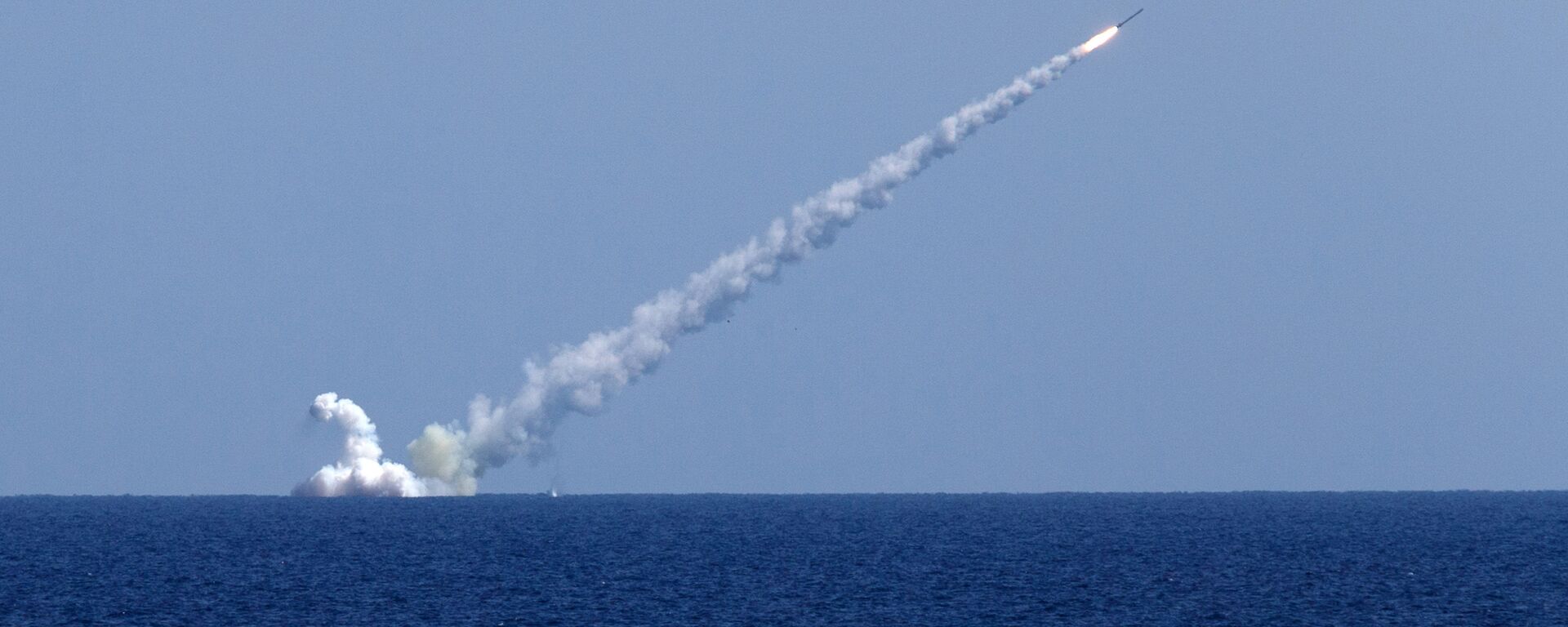 Submarinos russos lançando mísseis contra alvos terroristas na Síria (foto de arquivo) - Sputnik Brasil, 1920, 28.10.2025