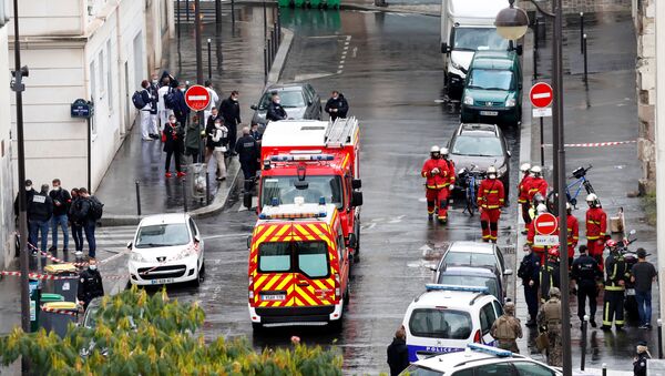 Serviços de emergência atendem um ataque próximo aos antigos escritórios do Charlie Hebdo em Paris - Sputnik Brasil