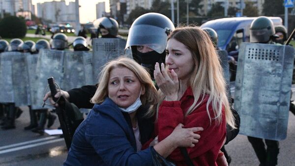 Agentes da polícia e manifestantes em Minsk, na Bielorrússia - Sputnik Brasil