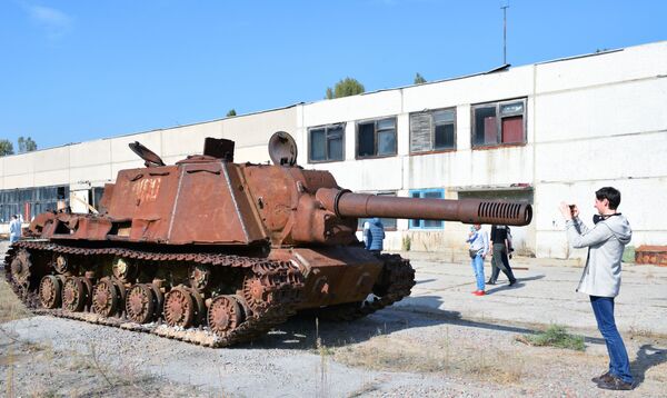 Turistas no museu de equipamentos militares na zona de exclusão de Chernobyl
 - Sputnik Brasil