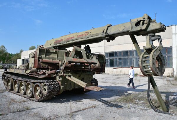 Turistas no museu de equipamentos militares na zona de exclusão de Chernobyl
 - Sputnik Brasil