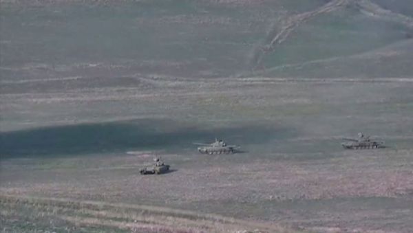 Supostos tanques azeris perto da fronteira da república não reconhecida de Nagorno-Karabakh Supostos tanques azeris perto da fronteira da república não reconhecida de Nagorno-Karabakh - Sputnik Brasil