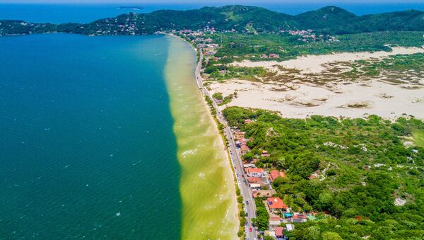 Lagoa da Conceição em Florianópolis, em Santa Catarina, situada entre uma cadeia de montanhas, planícies costeiras, uma restinga e o mar - Sputnik Brasil