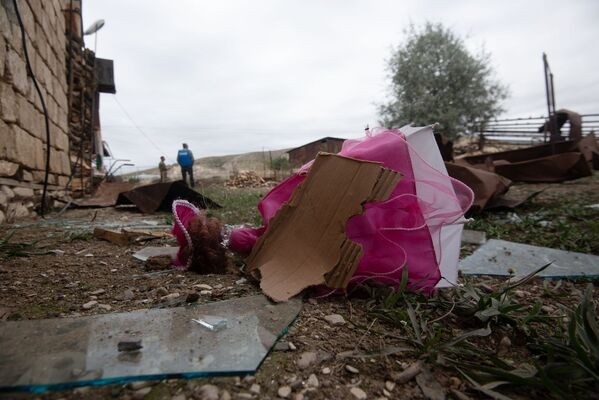 Boneca e estilhaços de vidro no chão de Martuni, na autoproclamada república de Nagorno-Karabakh, após bombardeio - Sputnik Brasil