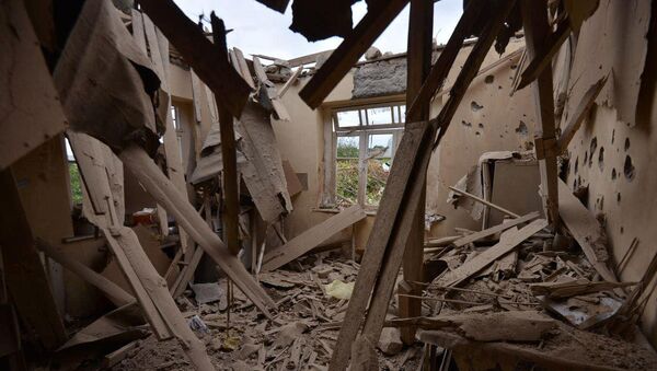 Foto feita no interior de casa mostra severos danos causados por bombardeio realizado por tropas azeris em Martuni, Nagorno-Karabakh - Sputnik Brasil