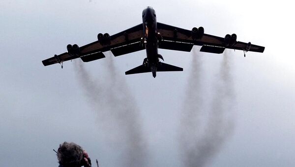 Bombardeiro B-52 da Força Aérea dos EUA chegando à Base Aérea de Fairford no Reino Unido - Sputnik Brasil