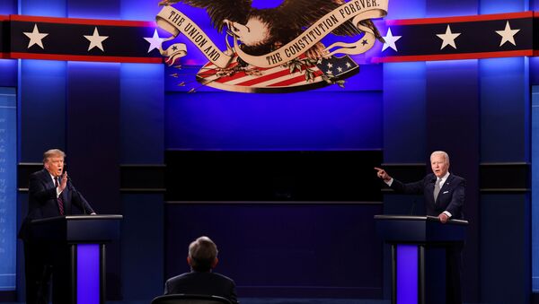 Candidatos à presidência dos EUA, Donald Trump (à esquerda) e Joe Biden (à direita), durante debate presidencial em Cleveland, 29 de setembro de 2020 - Sputnik Brasil