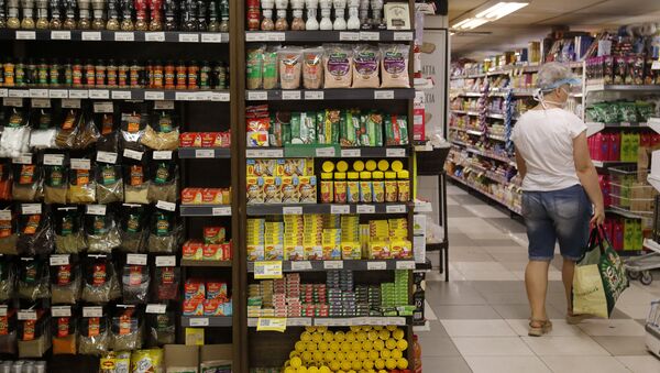 Cliente pesquisa preços em supermercado na zona sul do Rio de Janeiro - Sputnik Brasil