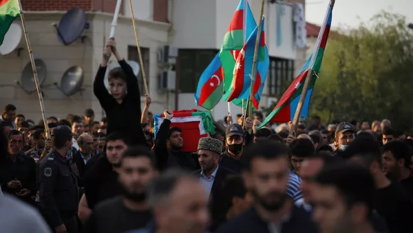Caixão de militar azeri é carregado no Azerbaijão - Sputnik Brasil