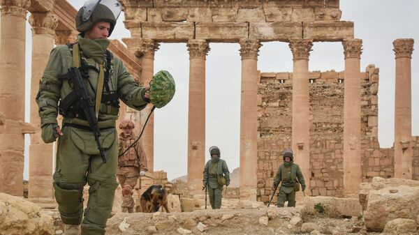 Militares russos durante operações de desminagem na cidade síria de Palmira (foto de arquivo) - Sputnik Brasil