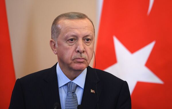 Erdogan considera sanções dos EUA pela compra de S-400 uma postura hostil contra soberania turca Erdogan considera sanções dos EUA pela compra de S-400 uma postura hostil contra soberania turca - Sputnik Brasil