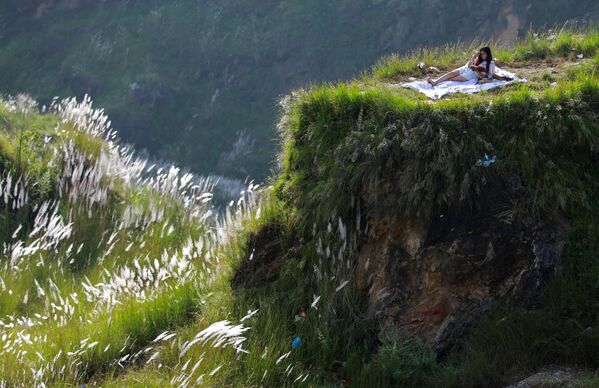 Mulher lê livro durante piquenique na capital do Nepal - Sputnik Brasil