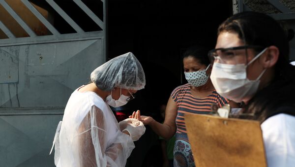 Profissional de saúde testa mulher para COVID-19 durante a campanha Bora Testar em São Paulo, 2 de outubro de 2020  - Sputnik Brasil