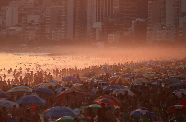 Aglomerações na praia de Ipanema no Rio na época de calor extremo na região, 2 de outubro de 2020 - Sputnik Brasil