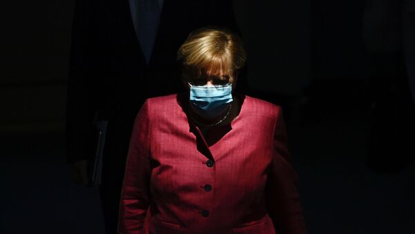 Em Berlim, a chanceler alemã Angela Merkel usa máscara na entrada de uma sessão do Bundestag, em 30 de setembro de 2020 - Sputnik Brasil