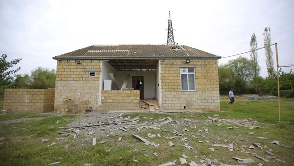 Casa atingida por suposto ataque de Armênia em Terter, Azerbaijão - Sputnik Brasil