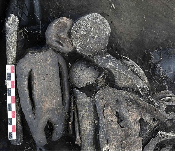 Arqueólogos descobrem túmulo de 5.000 anos com pessoas decapitadas na Sibéria Ocidental (FOTOS) - Sputnik Brasil