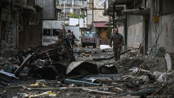 Destroços em rua após ataque contra localidade da região de Nagorno-Karabakh - Sputnik Brasil