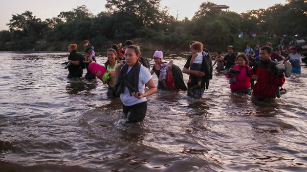 Migrantes cruzando o rio Suchiate, na fronteira entre a Guatemala e o México (arquivo) - Sputnik Brasil