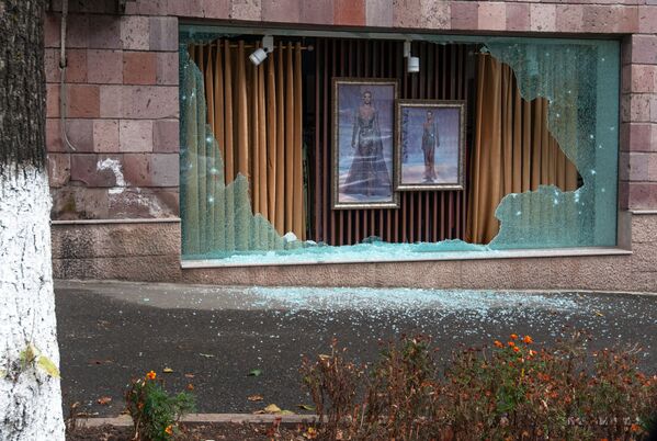 Vitrine de loja destruída em resultado dos ataques à capital da república não reconhecida de Nagorno-Karabakh - Sputnik Brasil