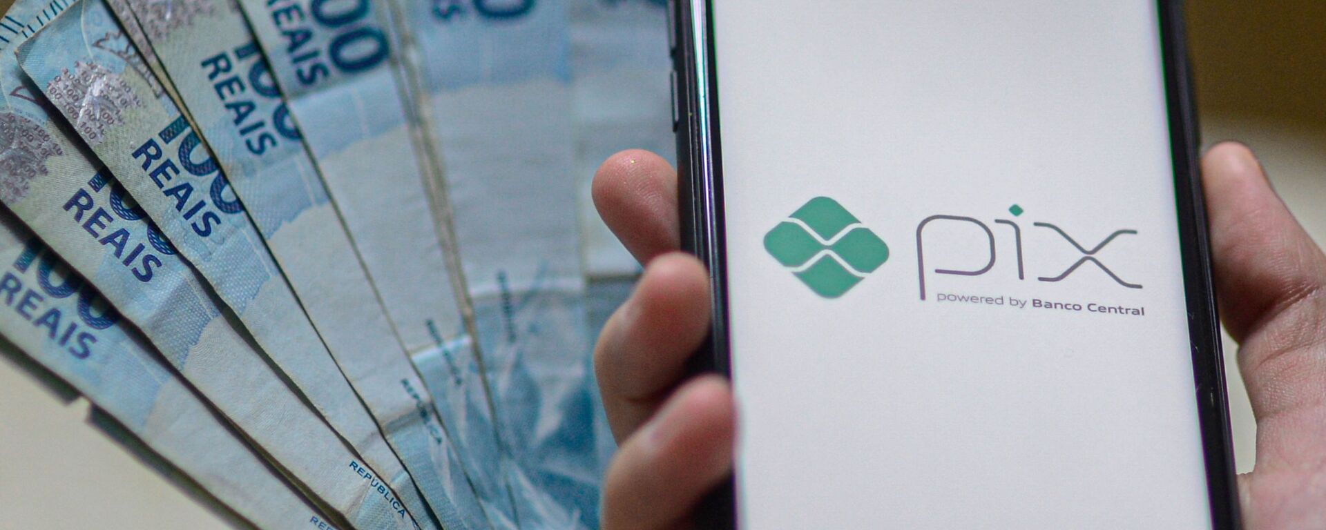 Começa a valer no dia 16/11/2020 o novo sistema de pagamentos do Banco Central do Brasil o PIX. O sistema promete que a população efetue transferências e pagamentos bancários com compensação de 10 segundos que funcionará em dias de semana, finais de semana e feriados. - Sputnik Brasil, 1920, 23.02.2025