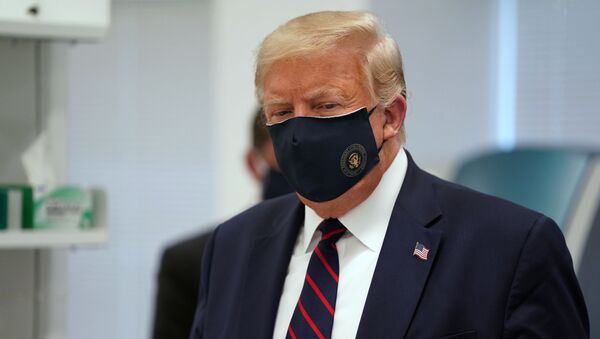 Em Morrisville, nos EUA, o presidente norte-americano Donald Trump, usa máscara durante visita ao Centro de Inovação e Bioprocessamento na empresa Fujifilm Diosynth Biotecnologia, em 27 de julho de 2020 - Sputnik Brasil