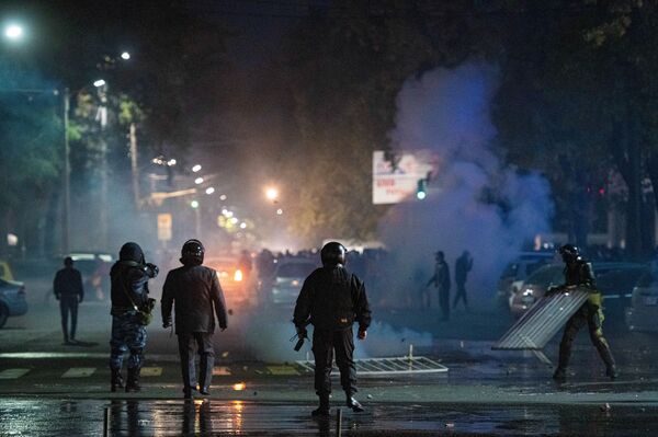 Manifestantes invadem sede do Parlamento e do gabinete presidencial no Quirguistão (FOTOS) - Sputnik Brasil