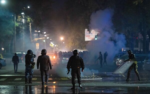 Em Bishkek, capital do Quirguistão, policiais enfrentam manifestantes contrários aos resultados das eleições parlamentares no país, em 5 de outubro de 2020 - Sputnik Brasil