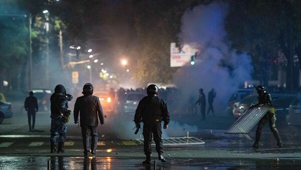 Em Bishkek, capital do Quirguistão, policiais enfrentam manifestantes contrários aos resultados das eleições parlamentares no país, em 5 de outubro de 2020 - Sputnik Brasil