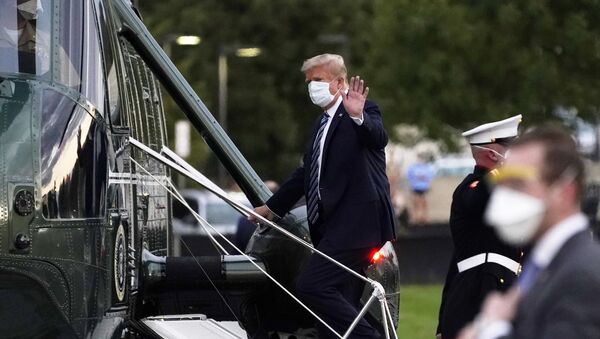 Em Bethesda, nos EUA, após internação por COVID-19, o presidente norte-americano, Donald Trump, deixa o Centro Médico Militar Nacional Walter Reed em direção à Casa Branca, em 5 de outubro - Sputnik Brasil