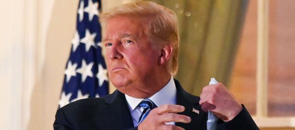 Presidente dos EUA, Donald Trump tira máscara protetora após chegar à Casa Branca, Washington, Estados Unidos, 5 de outubro de 2020  - Sputnik Brasil