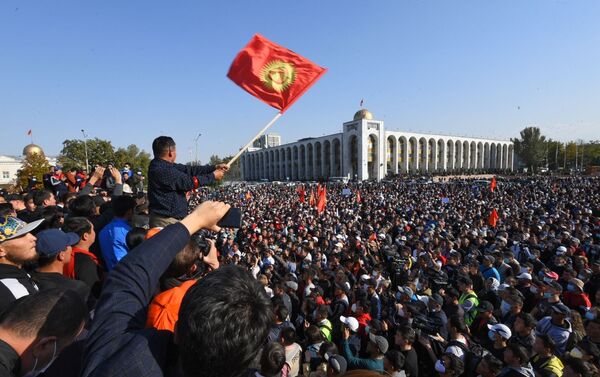 Manifestantes em Bishkek, capital do Quirguistão, exigem a anulação dos resultados das eleições parlamentares - Sputnik Brasil