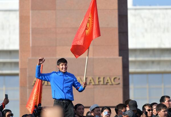 Manifestantes em Bishkek
 - Sputnik Brasil