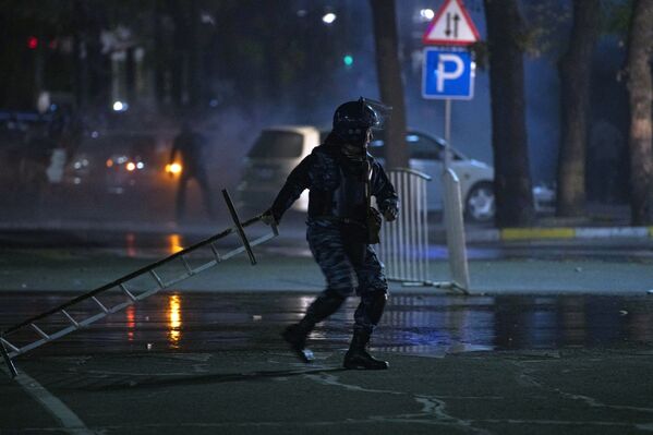Agente da polícia durante protestos em Bishkek
 - Sputnik Brasil