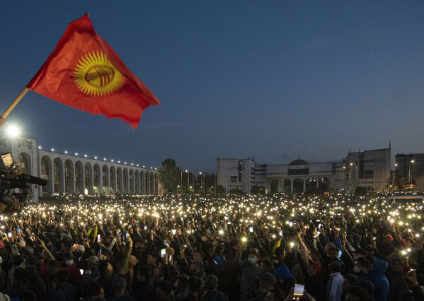 Manifestações em Bishkek após as eleições parlamentares - Sputnik Brasil