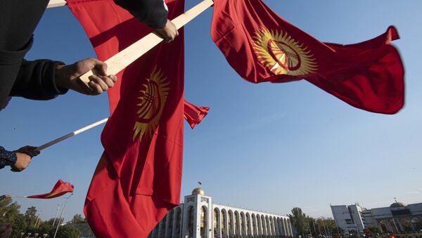 Manifestantes saem às ruas para protestar contra os resultados das eleições parlamentares em Bishkek, Quirguistão - Sputnik Brasil