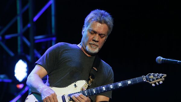 Guitarrista Eddie Van Halen durante apresentação em 28 de setembro, 2015 - Sputnik Brasil