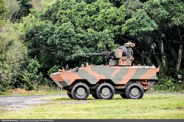 'Moderno' e 'versátil': analistas destacam uso do novo blindado Guarani pelo Exército Brasileiro - Sputnik Brasil