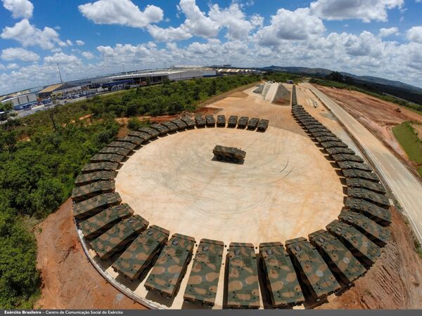 'Moderno' e 'versátil': analistas destacam uso do novo blindado Guarani pelo Exército Brasileiro - Sputnik Brasil