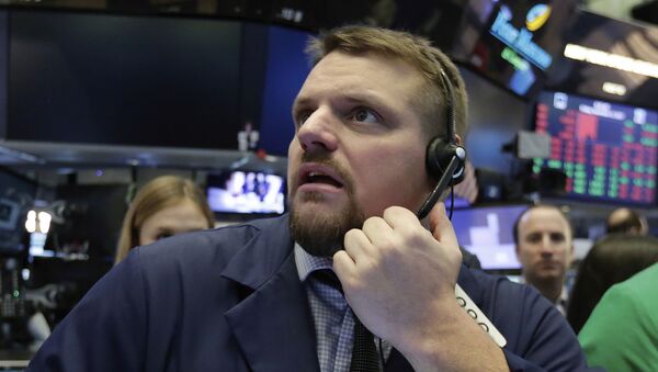 Operador da Bolsa de Nova York apreensivo por causa da queda dos mercados - Sputnik Brasil