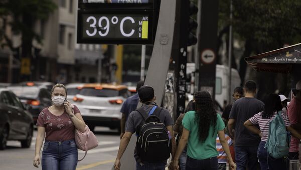 Termômetro marca 39° no viaduto Santa Generosa, zona sul de São Paulo, na tarde desta quarta-feira (07). A cidade voltou à bater recordes de calor nos últimos dias - Sputnik Brasil