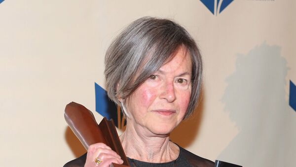 Autora norte-americana Louise Gluck recebendo prêmio por sua obra em Nova York - Sputnik Brasil