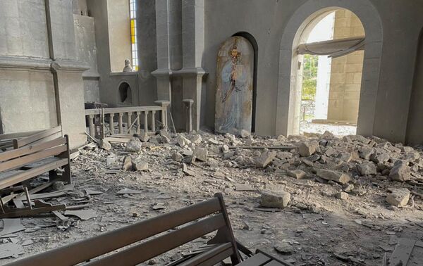 Igreja em Shusha destruída após alegado bombardeio do Azerbaijão contra Nagorno-Karabakh - Sputnik Brasil