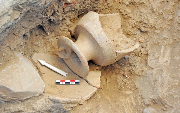 Artefatos antigos encontrados durante escavação no local do antigo palácio minoico de Zominthos em Creta, Grécia - Sputnik Brasil