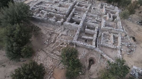 Escavações no local do antigo palácio minoico de Zominthos na ilha de Creta, Grécia - Sputnik Brasil