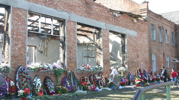 Flores em memória das vítimas do ato terrorista em 1º de setembro de 2004 na escola Nº 1 da cidade de Beslan, república de Ossétia do Norte - Alânia, Rússia - Sputnik Brasil