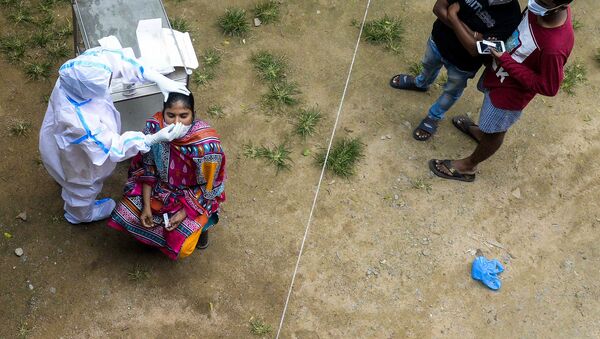 Profissional de saúde coleta esfregaço de uma mulher para executar teste de coronavírus nos arredores de Hyderabad, Índia - Sputnik Brasil
