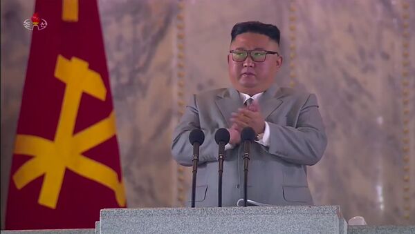Captura de tela de transmissão da televisão estatal norte-coreana mostra o líder da Coreia do Norte Kim Jong Un se dirigindo aos participantes de um desfile militar na praça Kim Il Sung em Pyongyang - Sputnik Brasil