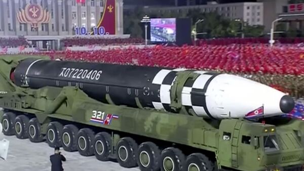 Imagem feita a partir de um vídeo transmitido pela Televisão Central Coreana (KCTV, na sigla em inglês) mostra desfile militar com um possível novo míssil balístico intercontinental (ICBM, também na sigla em inglês), na Praça Kim Il-sung, em Pyongyang, 10 de outubro de 2020 - Sputnik Brasil